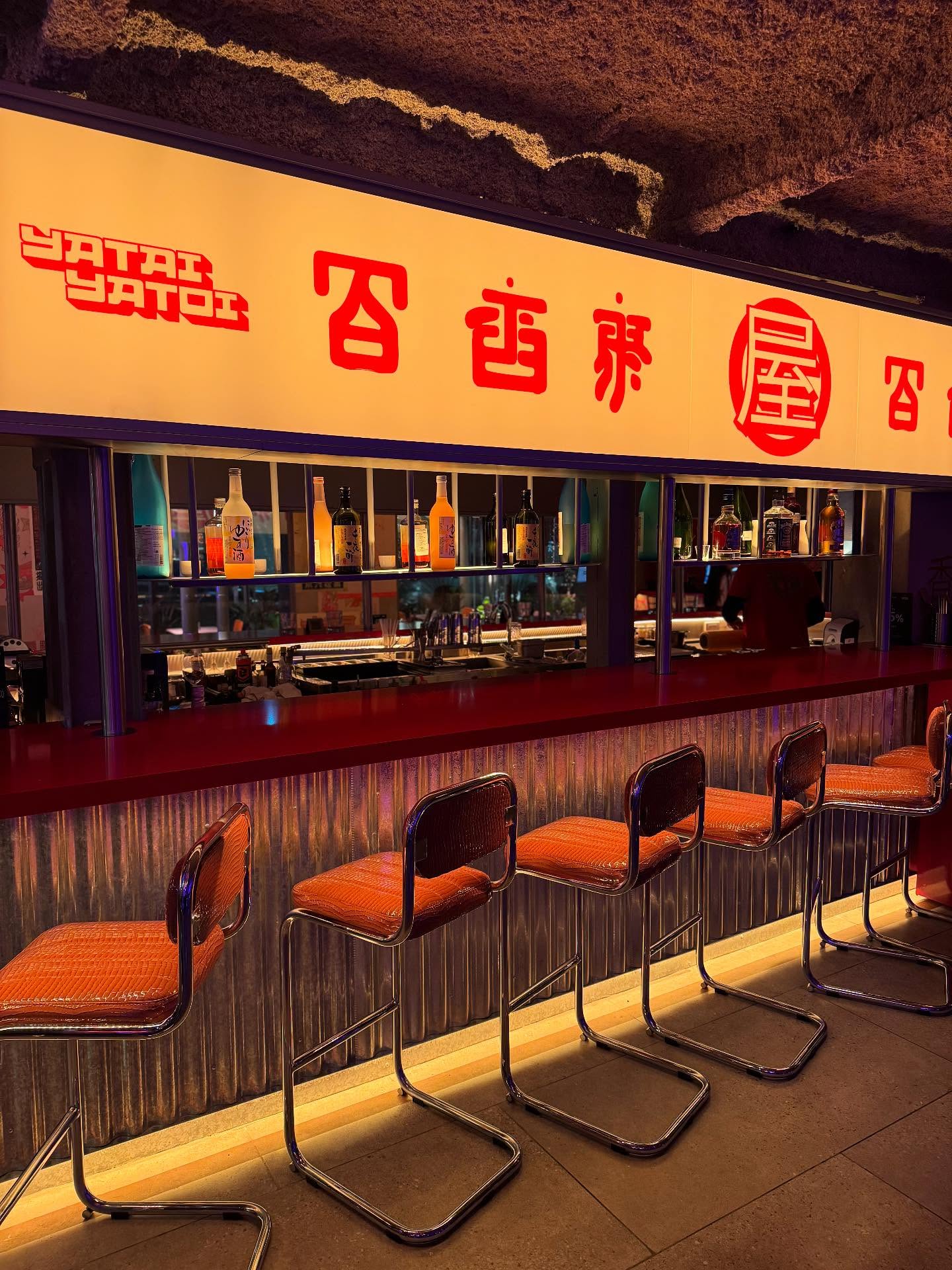 Interior del bar Yatai Yatoi